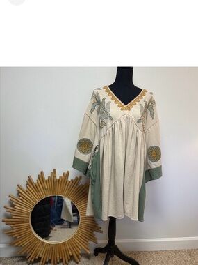 easel Cream Top with Tag